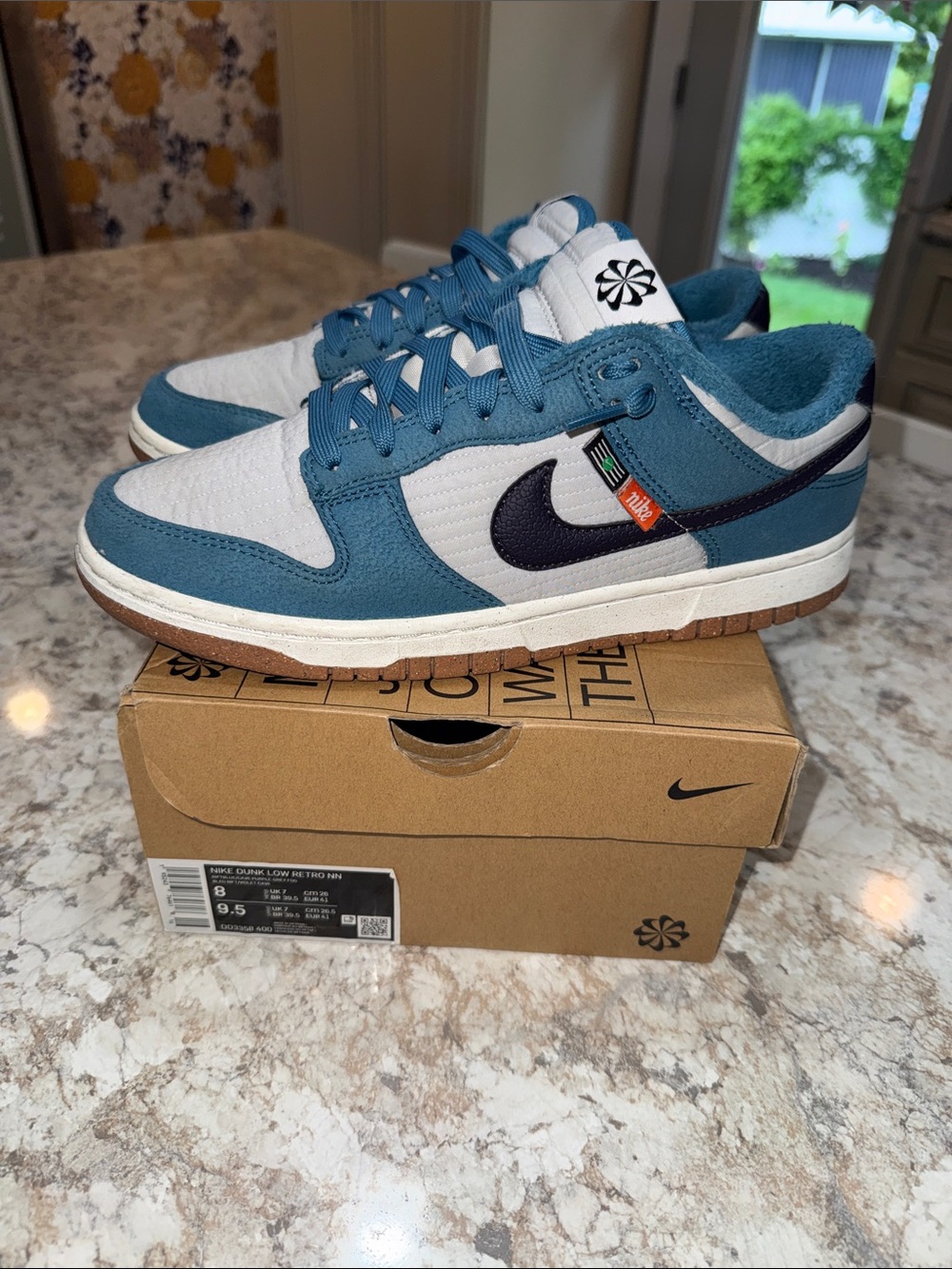 Nike Men’s Teal and White Low-Top Sneakers with Black Swoosh size 8